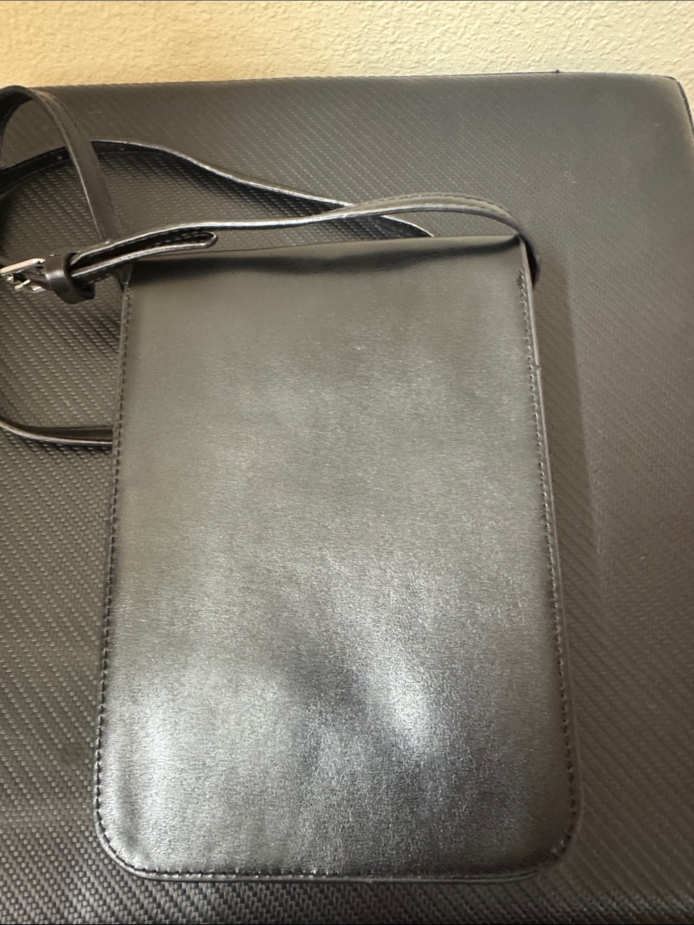 Classic Black Crossbody Leather Phone Pouch - Unbranded - Picture 3 of 3